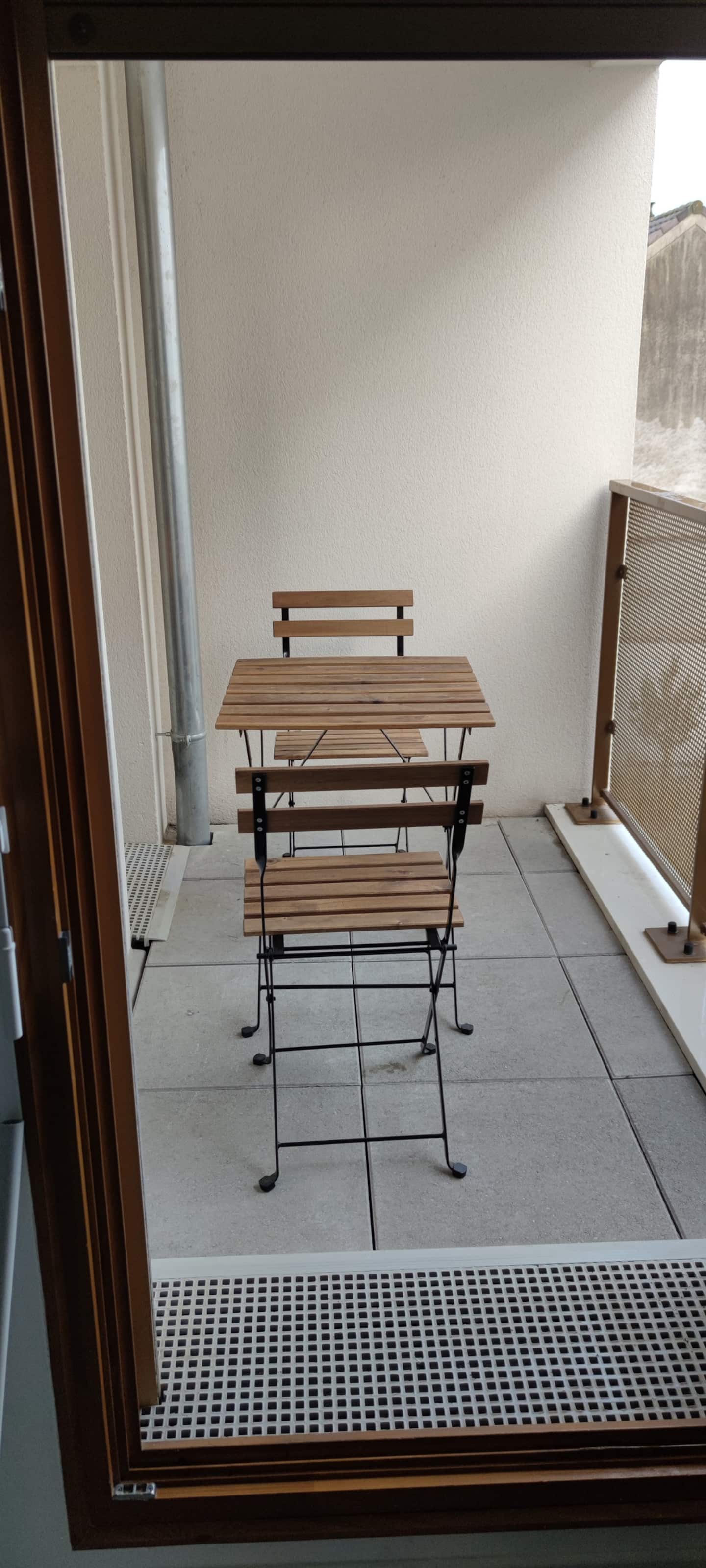 Le balcon — Table bistrot pour le café du matin, au calme