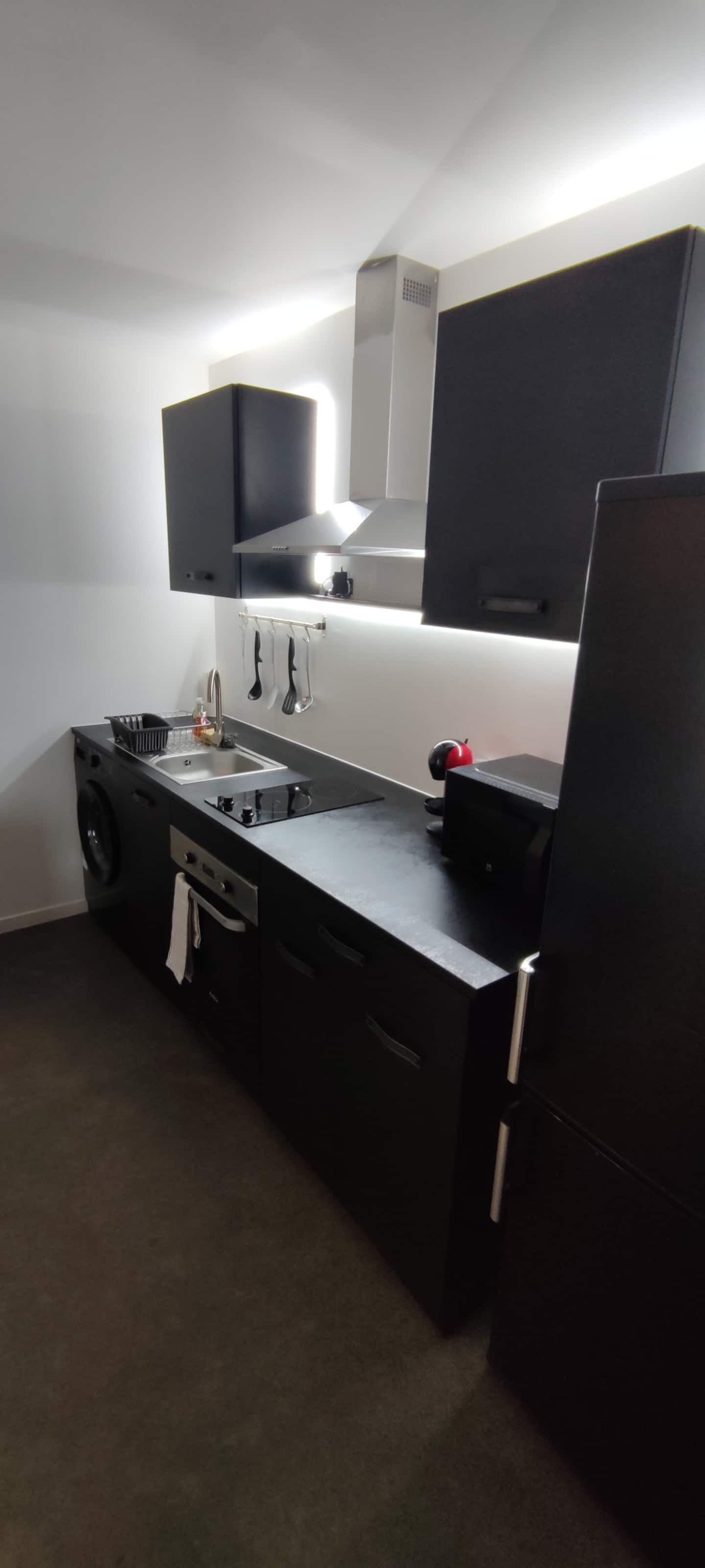 La cuisine — Entièrement équipée : plaques, four, lave-vaisselle, lave-linge
